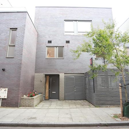 Spacious 3-Story Retreat With Rooftop Terrace And Modern Amenities London Eksteriør bilde