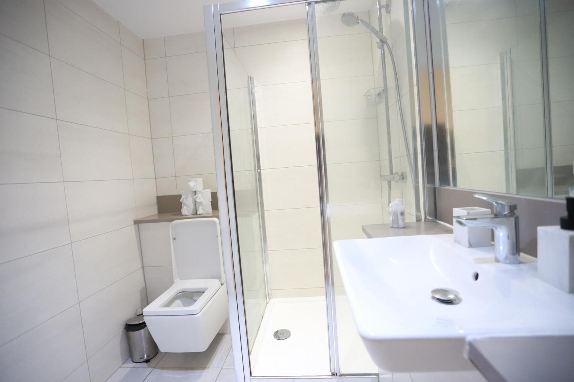 Spacious 3-Story Retreat With Rooftop Terrace And Modern Amenities London Eksteriør bilde