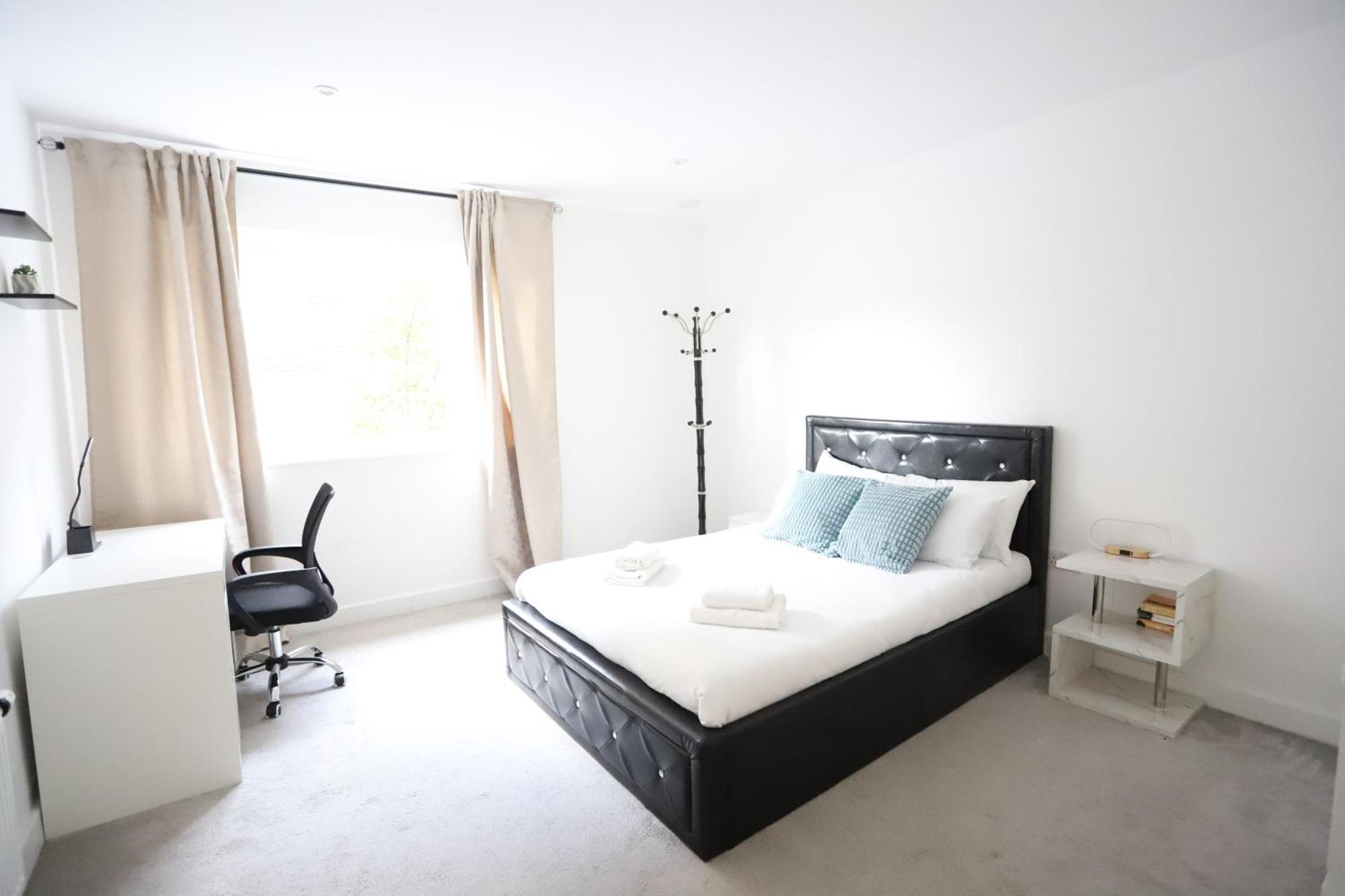 Spacious 3-Story Retreat With Rooftop Terrace And Modern Amenities London Eksteriør bilde