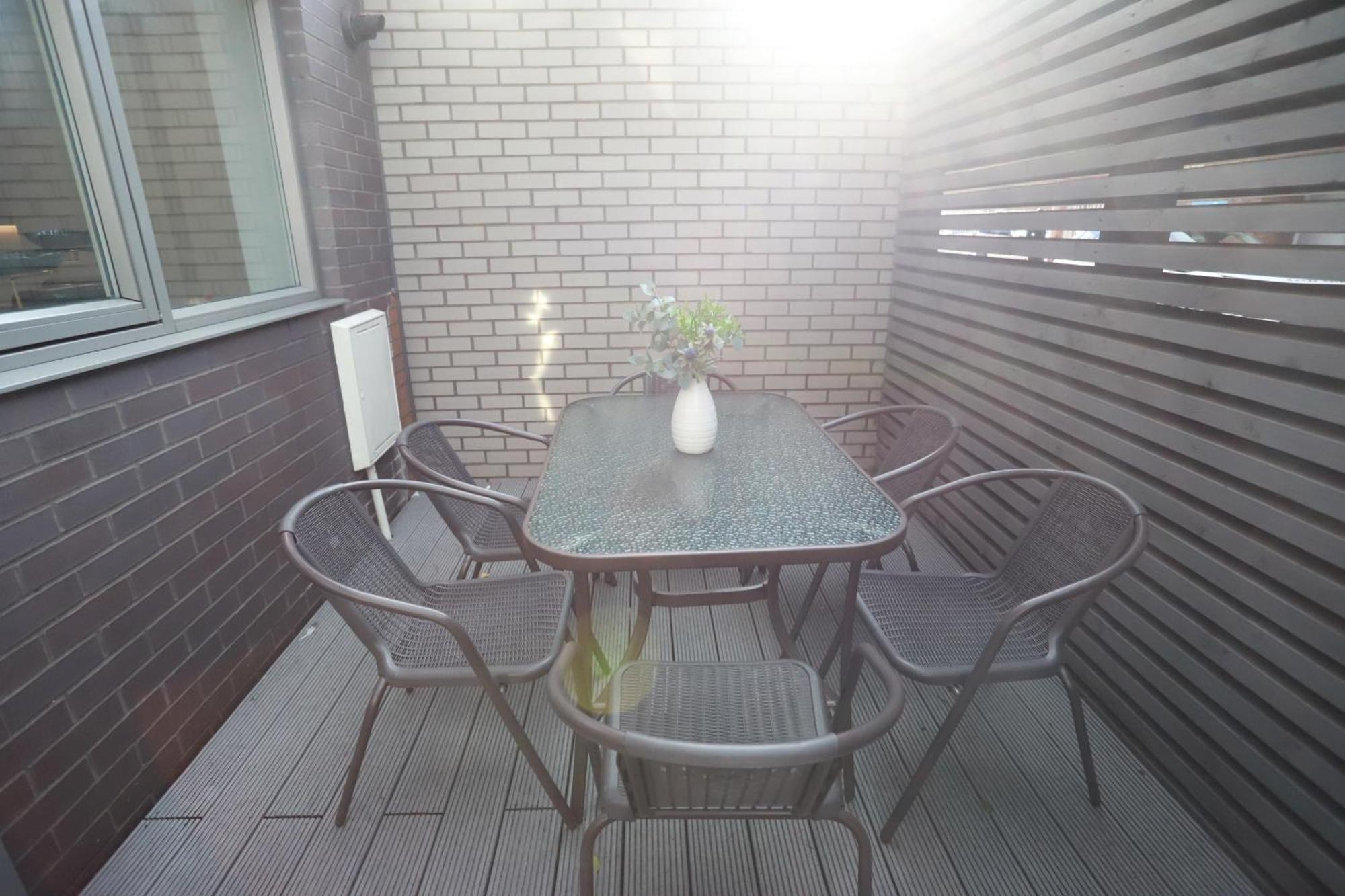 Spacious 3-Story Retreat With Rooftop Terrace And Modern Amenities London Eksteriør bilde
