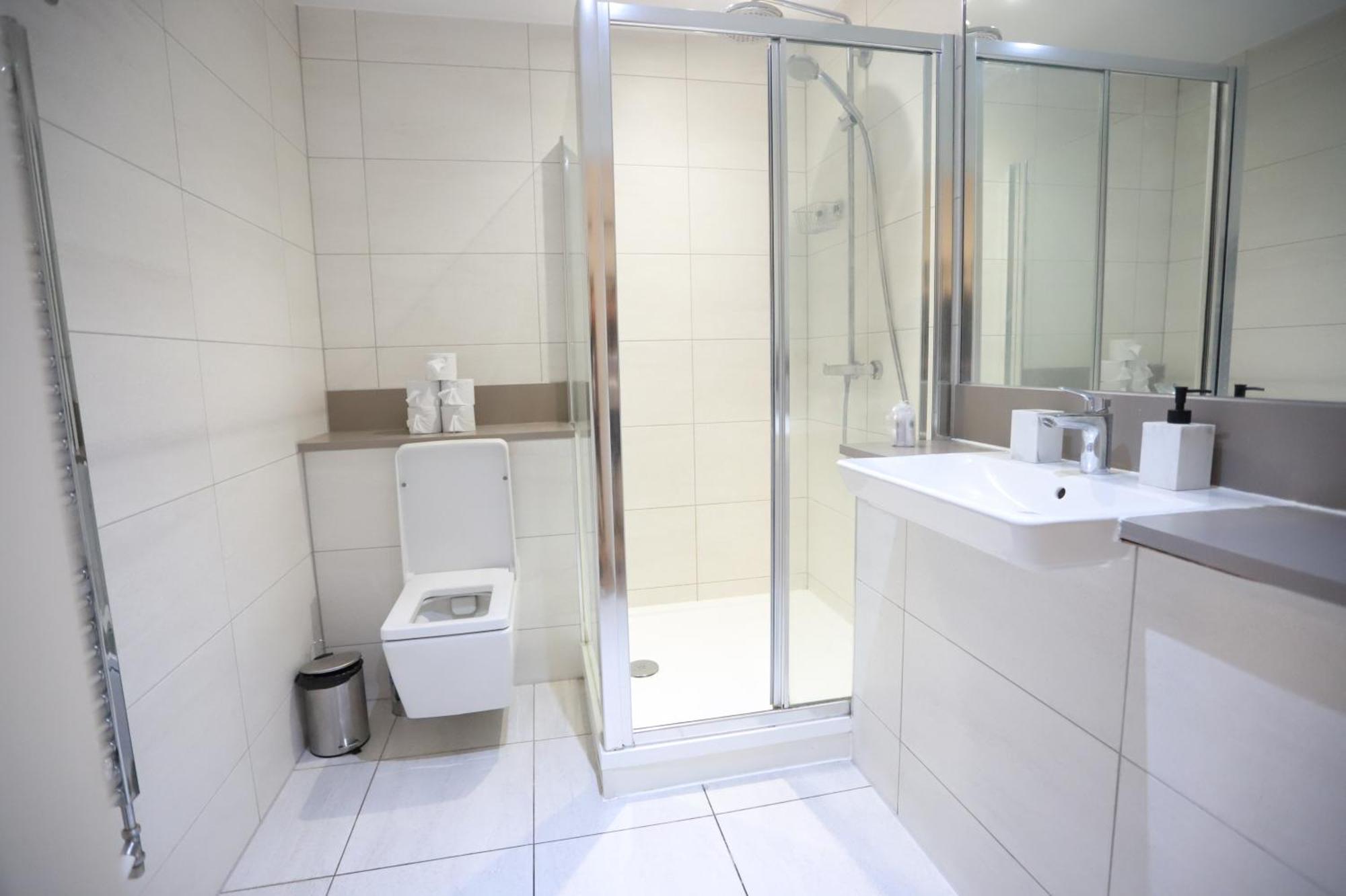 Spacious 3-Story Retreat With Rooftop Terrace And Modern Amenities London Eksteriør bilde