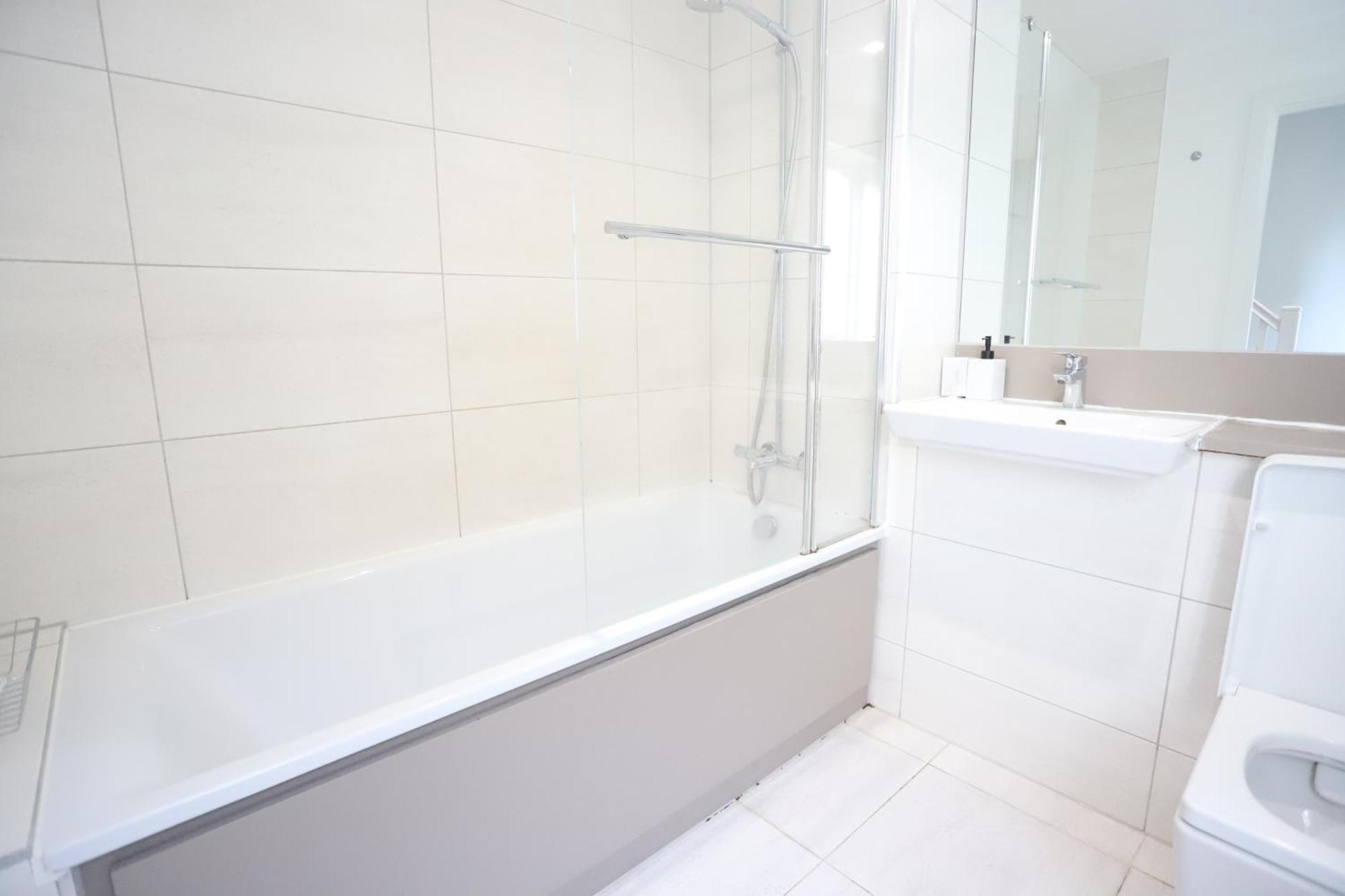 Spacious 3-Story Retreat With Rooftop Terrace And Modern Amenities London Eksteriør bilde