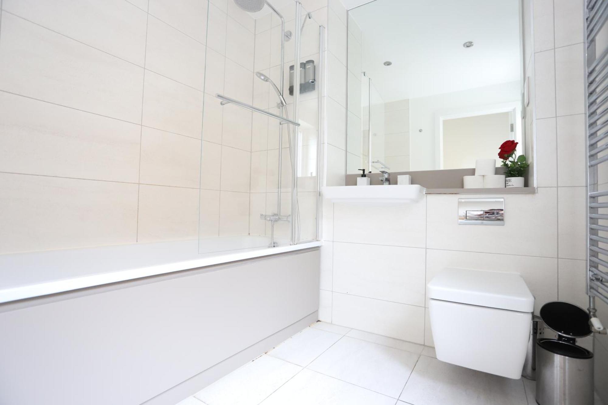 Spacious 3-Story Retreat With Rooftop Terrace And Modern Amenities London Eksteriør bilde