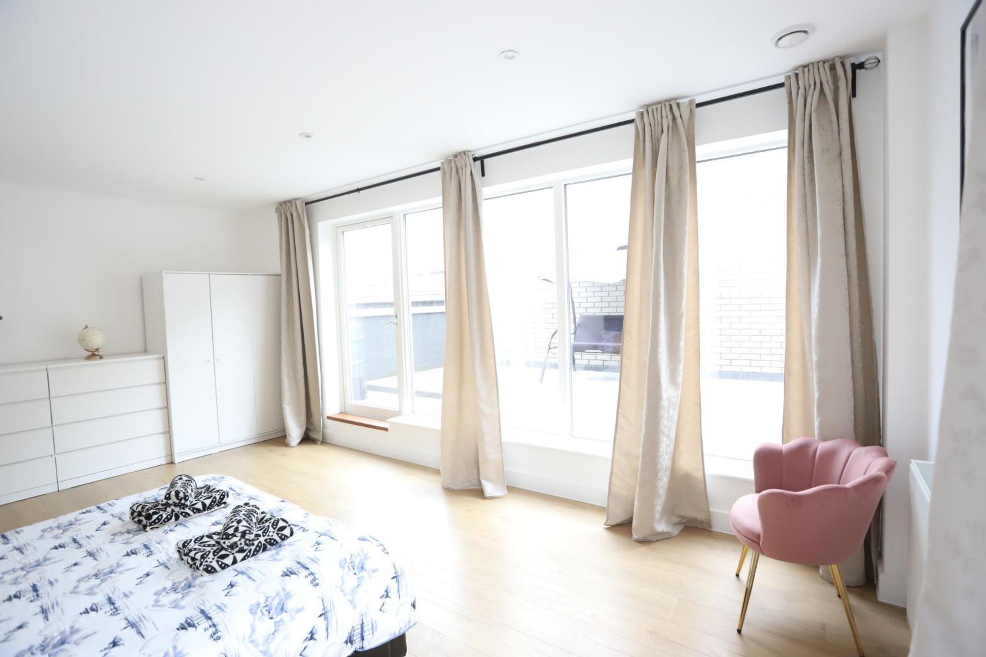 Spacious 3-Story Retreat With Rooftop Terrace And Modern Amenities London Eksteriør bilde