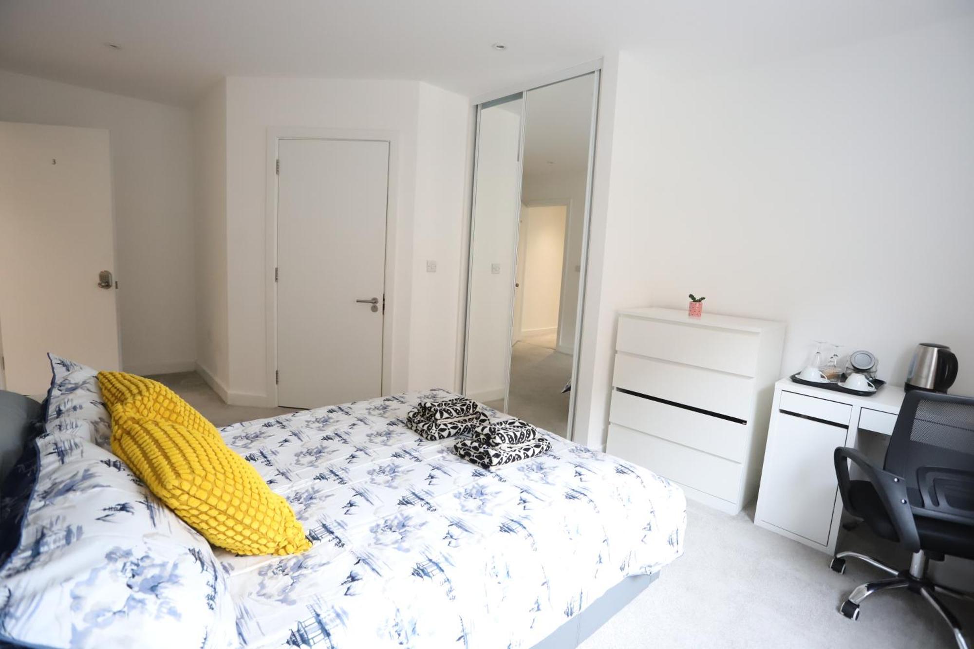 Spacious 3-Story Retreat With Rooftop Terrace And Modern Amenities London Eksteriør bilde