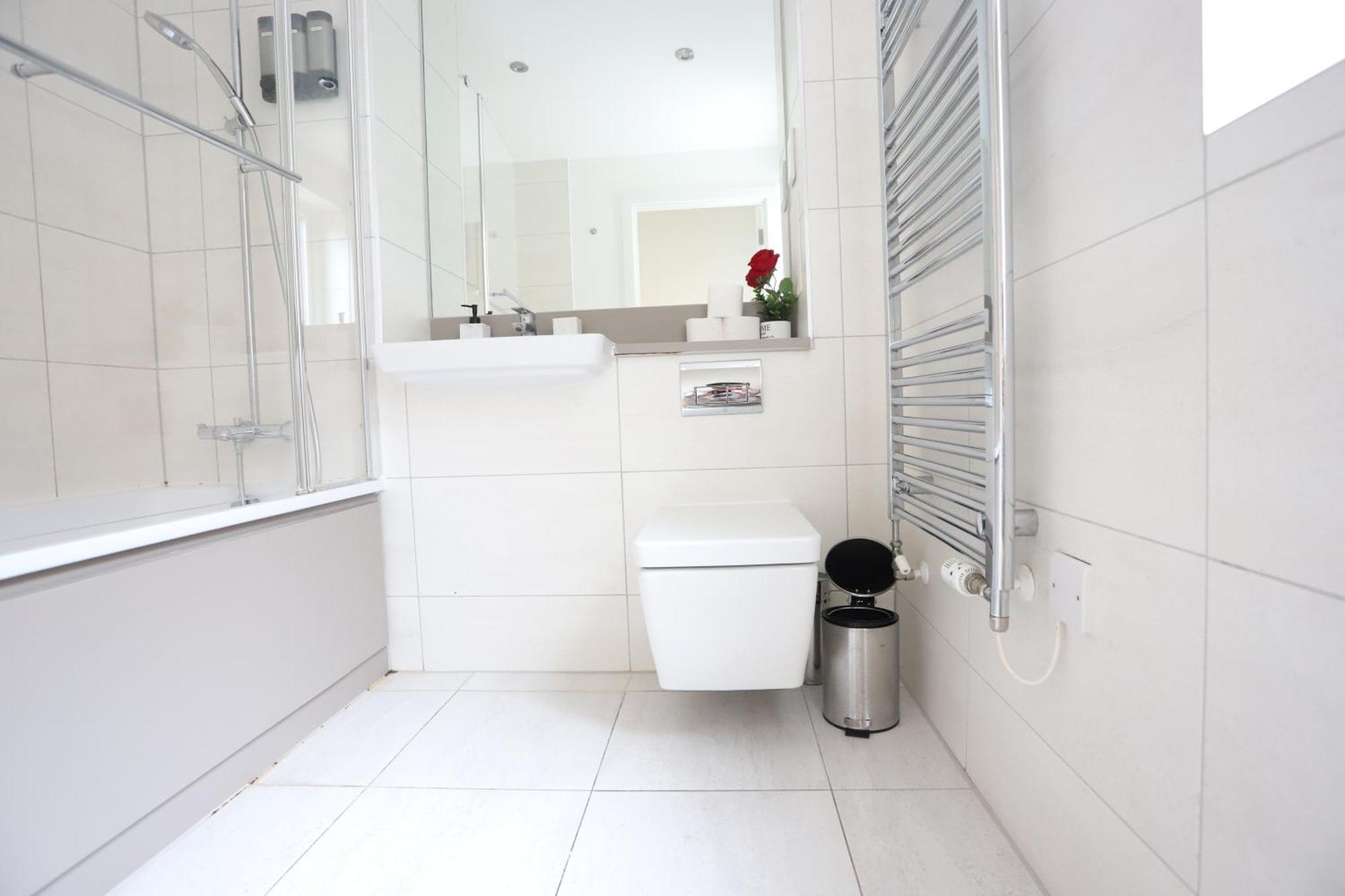 Spacious 3-Story Retreat With Rooftop Terrace And Modern Amenities London Eksteriør bilde