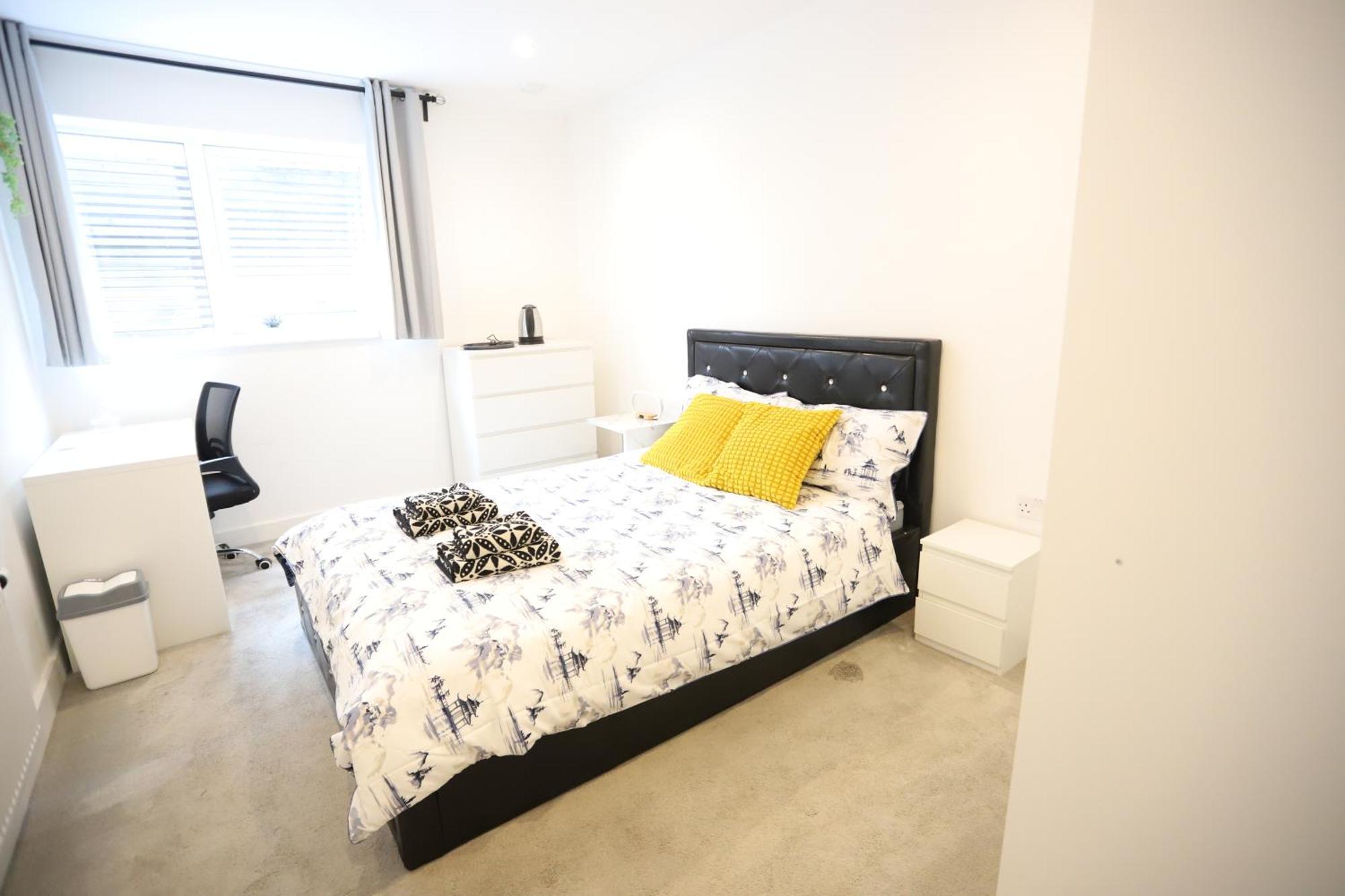 Spacious 3-Story Retreat With Rooftop Terrace And Modern Amenities London Eksteriør bilde