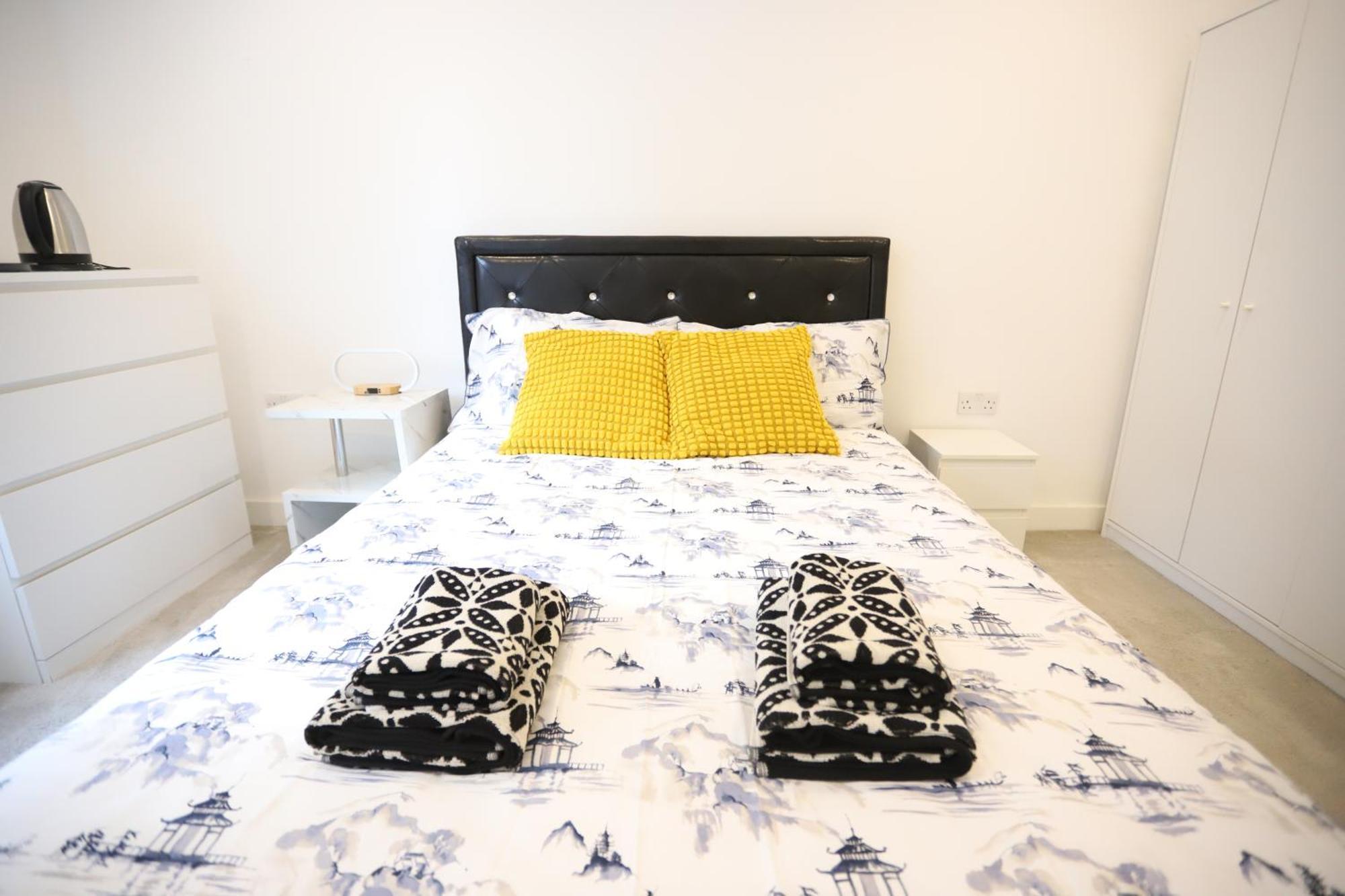Spacious 3-Story Retreat With Rooftop Terrace And Modern Amenities London Eksteriør bilde