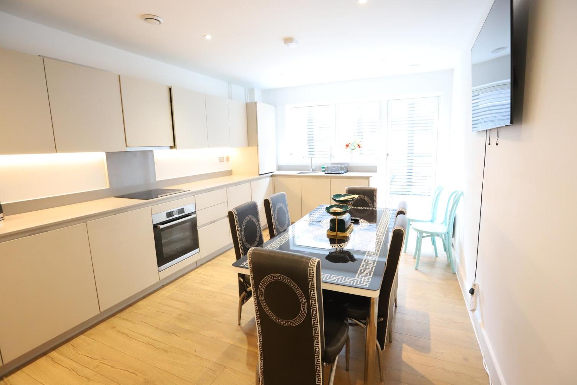 Spacious 3-Story Retreat With Rooftop Terrace And Modern Amenities London Eksteriør bilde