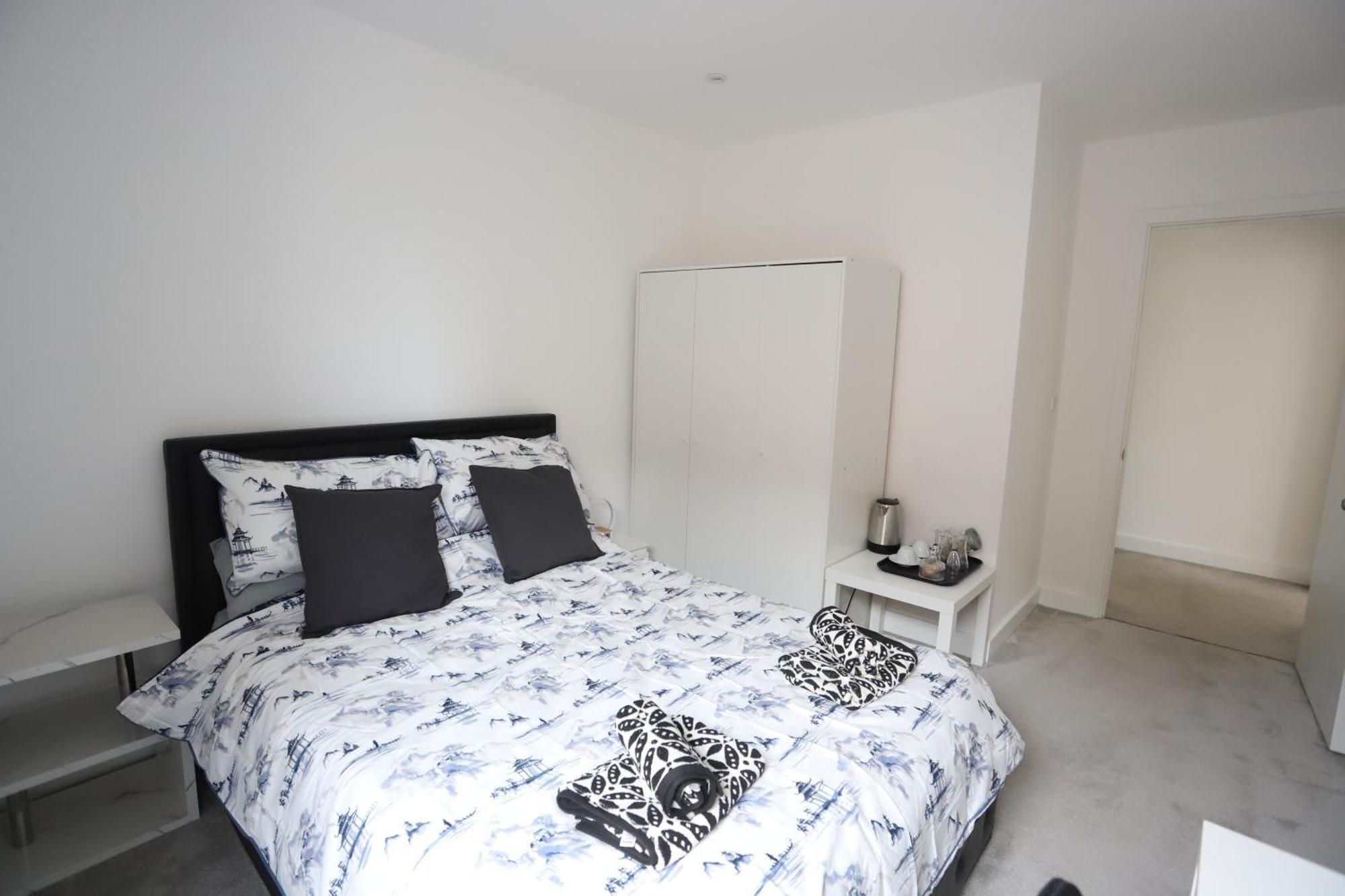 Spacious 3-Story Retreat With Rooftop Terrace And Modern Amenities London Eksteriør bilde