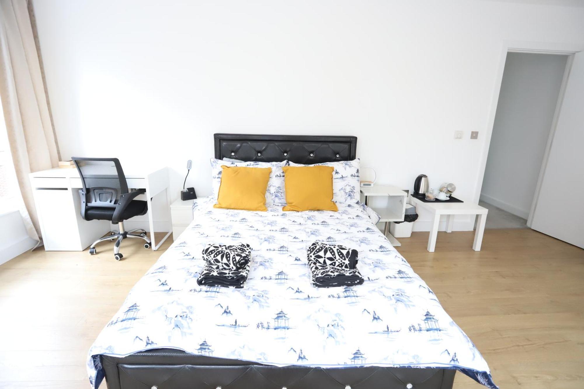 Spacious 3-Story Retreat With Rooftop Terrace And Modern Amenities London Eksteriør bilde