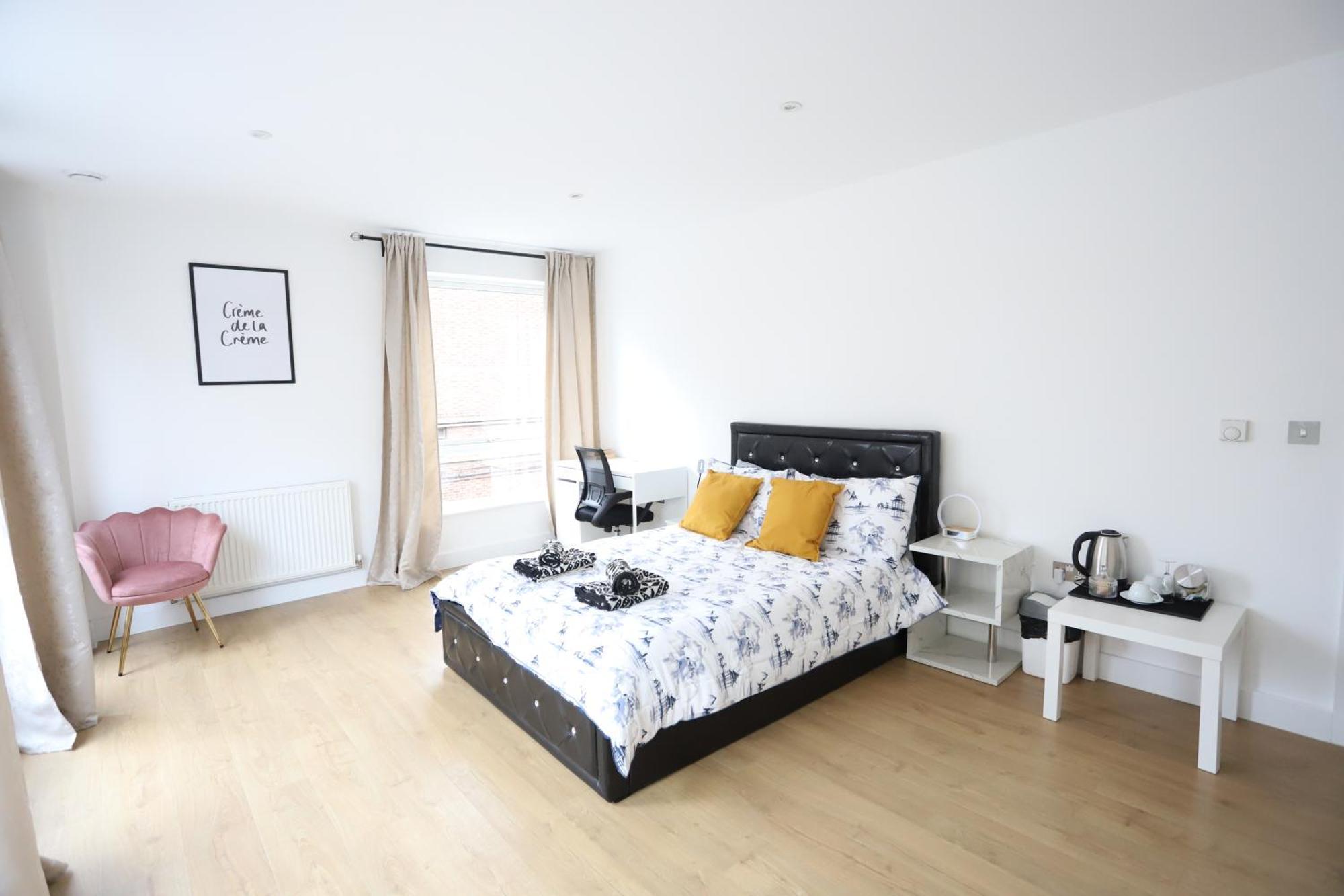Spacious 3-Story Retreat With Rooftop Terrace And Modern Amenities London Eksteriør bilde