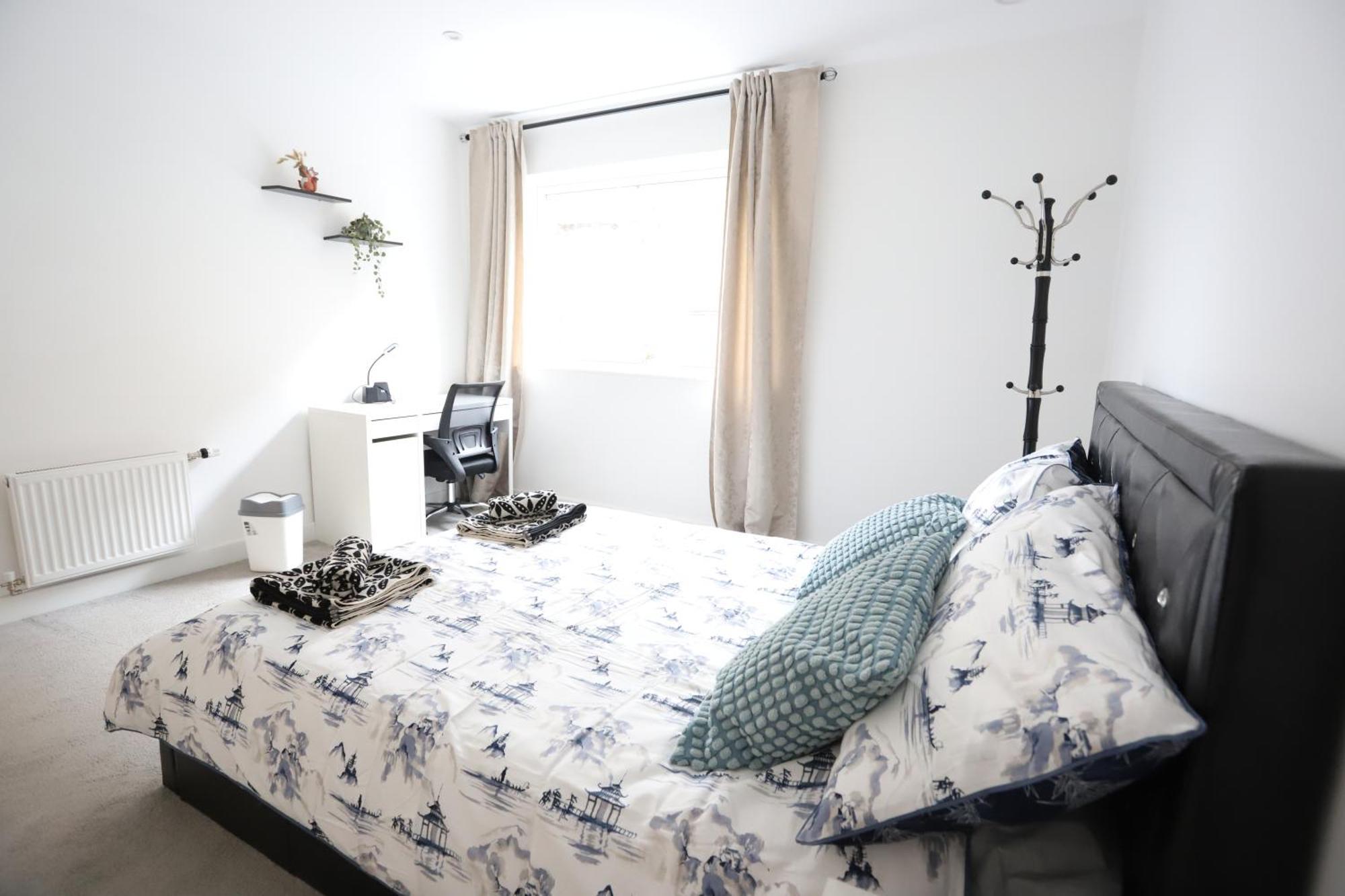 Spacious 3-Story Retreat With Rooftop Terrace And Modern Amenities London Eksteriør bilde