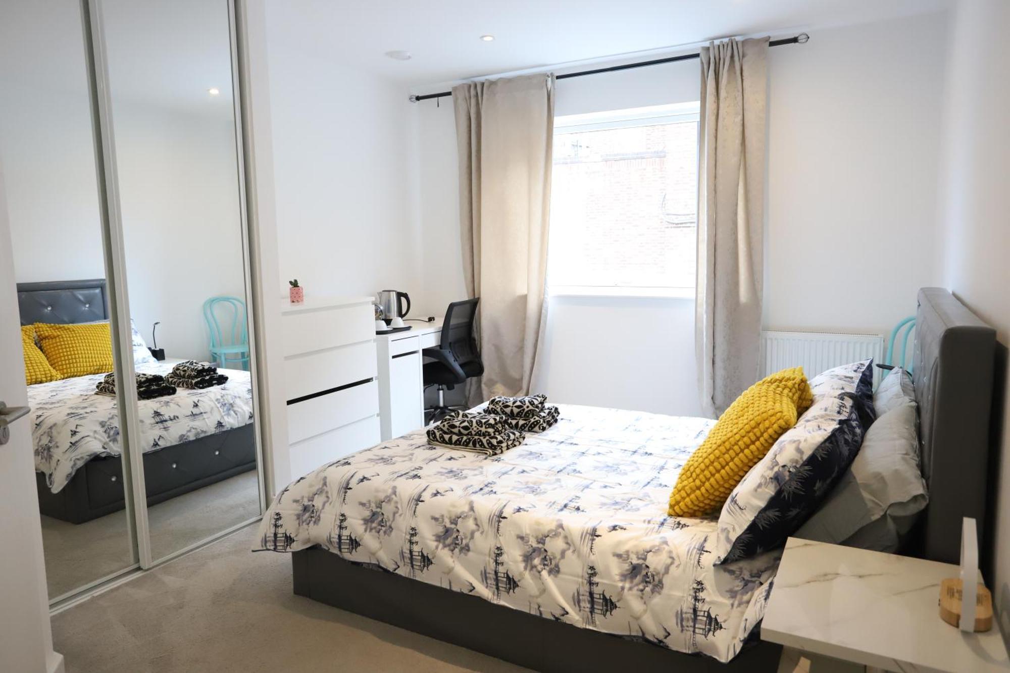 Spacious 3-Story Retreat With Rooftop Terrace And Modern Amenities London Eksteriør bilde