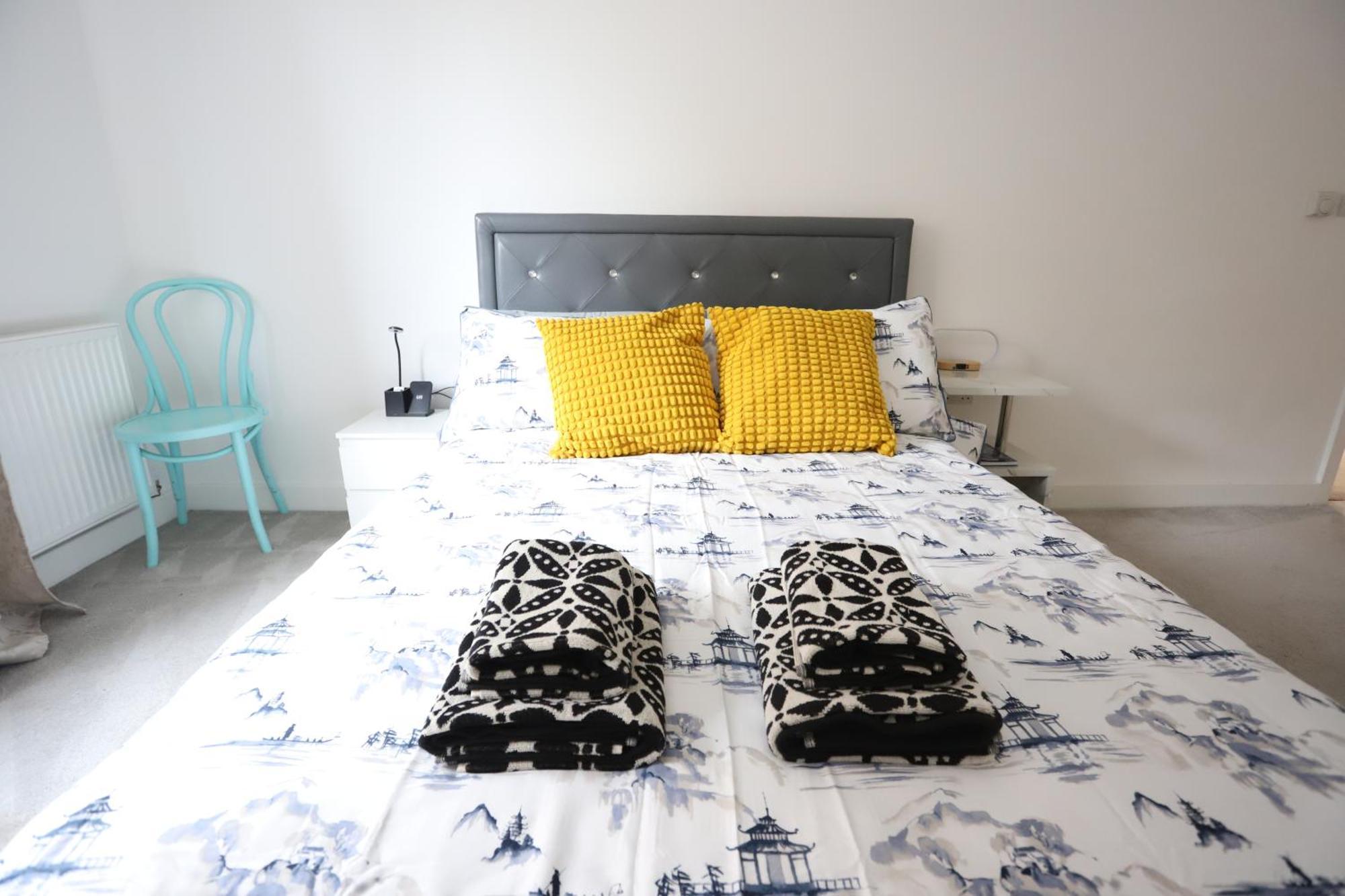 Spacious 3-Story Retreat With Rooftop Terrace And Modern Amenities London Eksteriør bilde