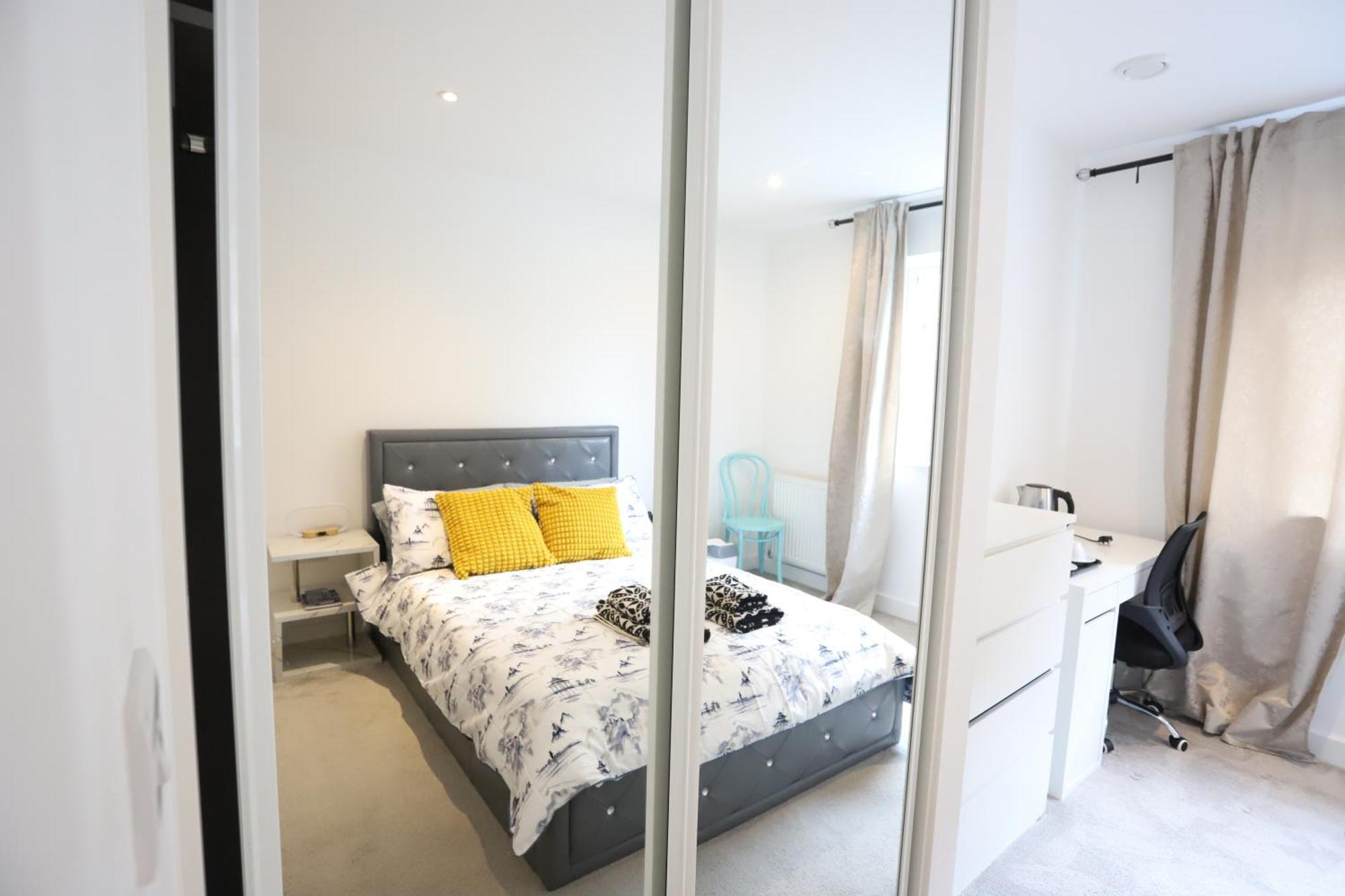 Spacious 3-Story Retreat With Rooftop Terrace And Modern Amenities London Eksteriør bilde