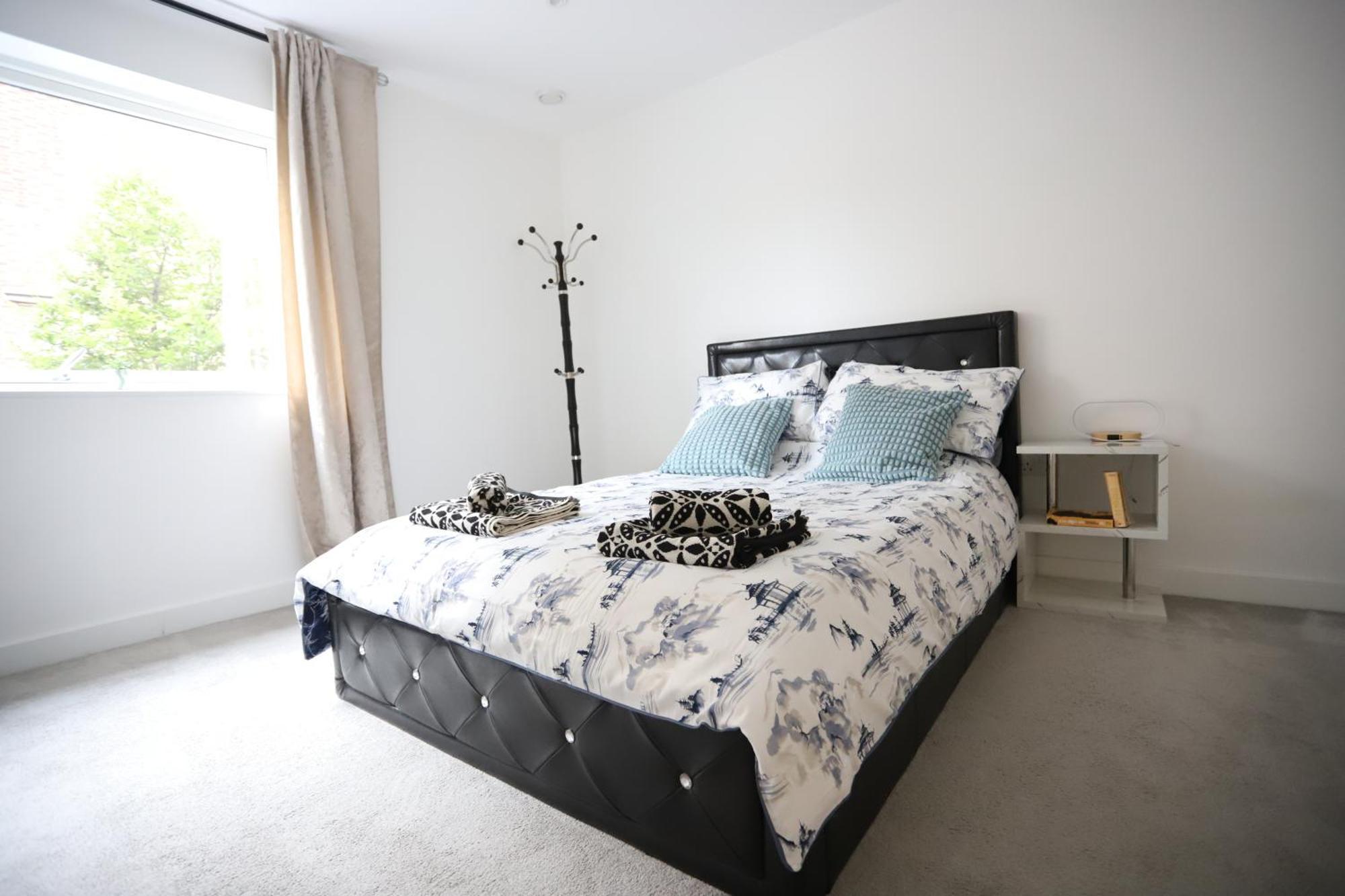 Spacious 3-Story Retreat With Rooftop Terrace And Modern Amenities London Eksteriør bilde