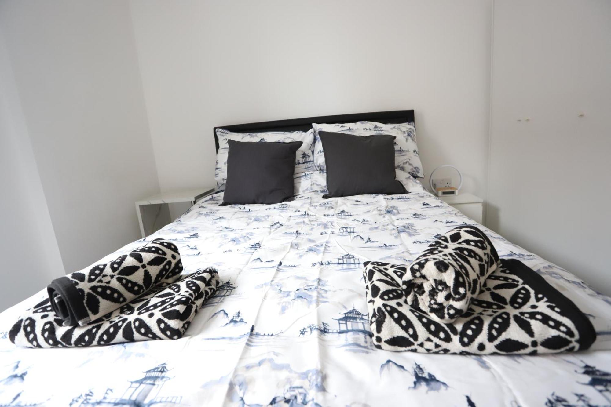 Spacious 3-Story Retreat With Rooftop Terrace And Modern Amenities London Eksteriør bilde