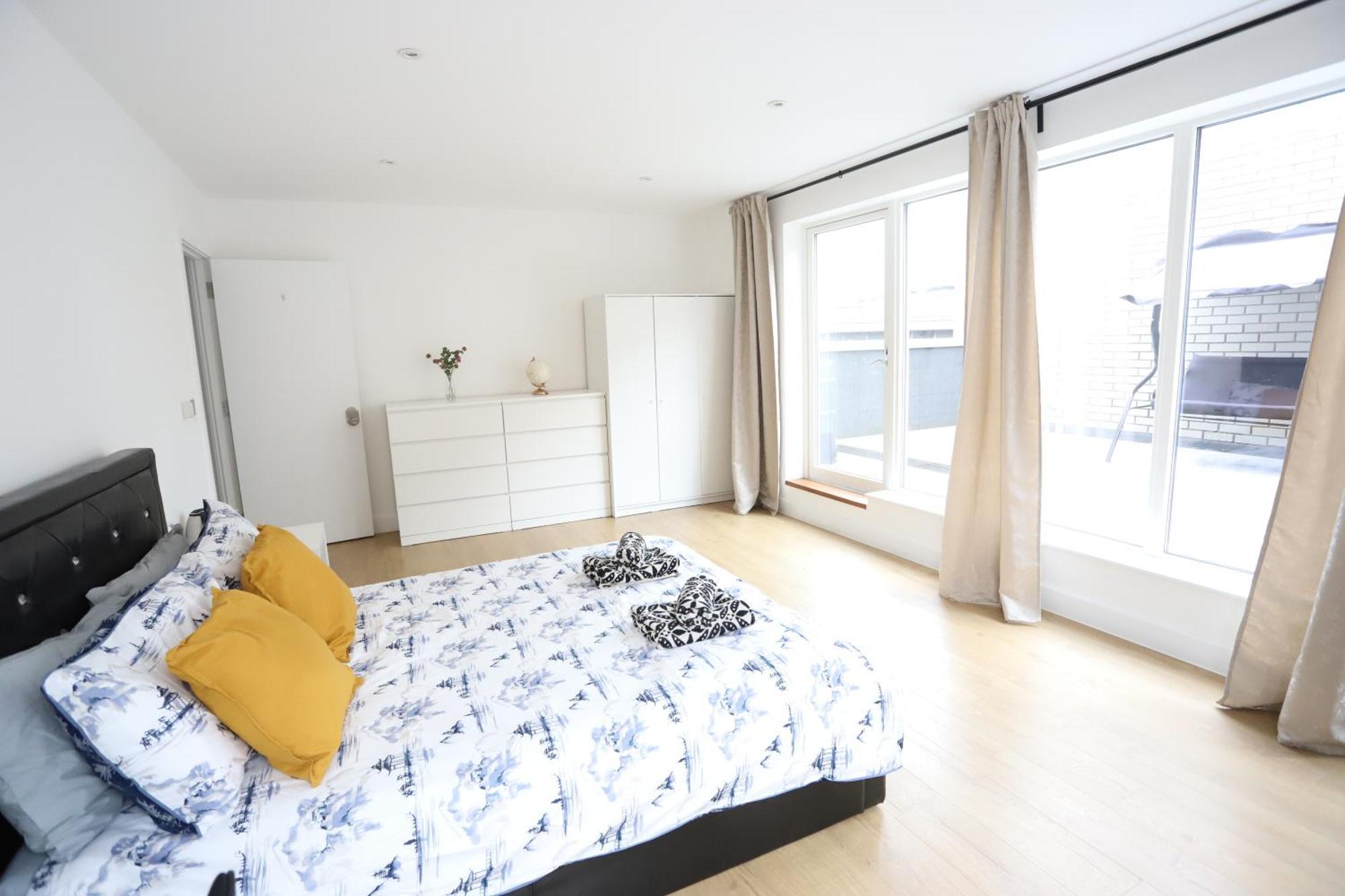 Spacious 3-Story Retreat With Rooftop Terrace And Modern Amenities London Eksteriør bilde