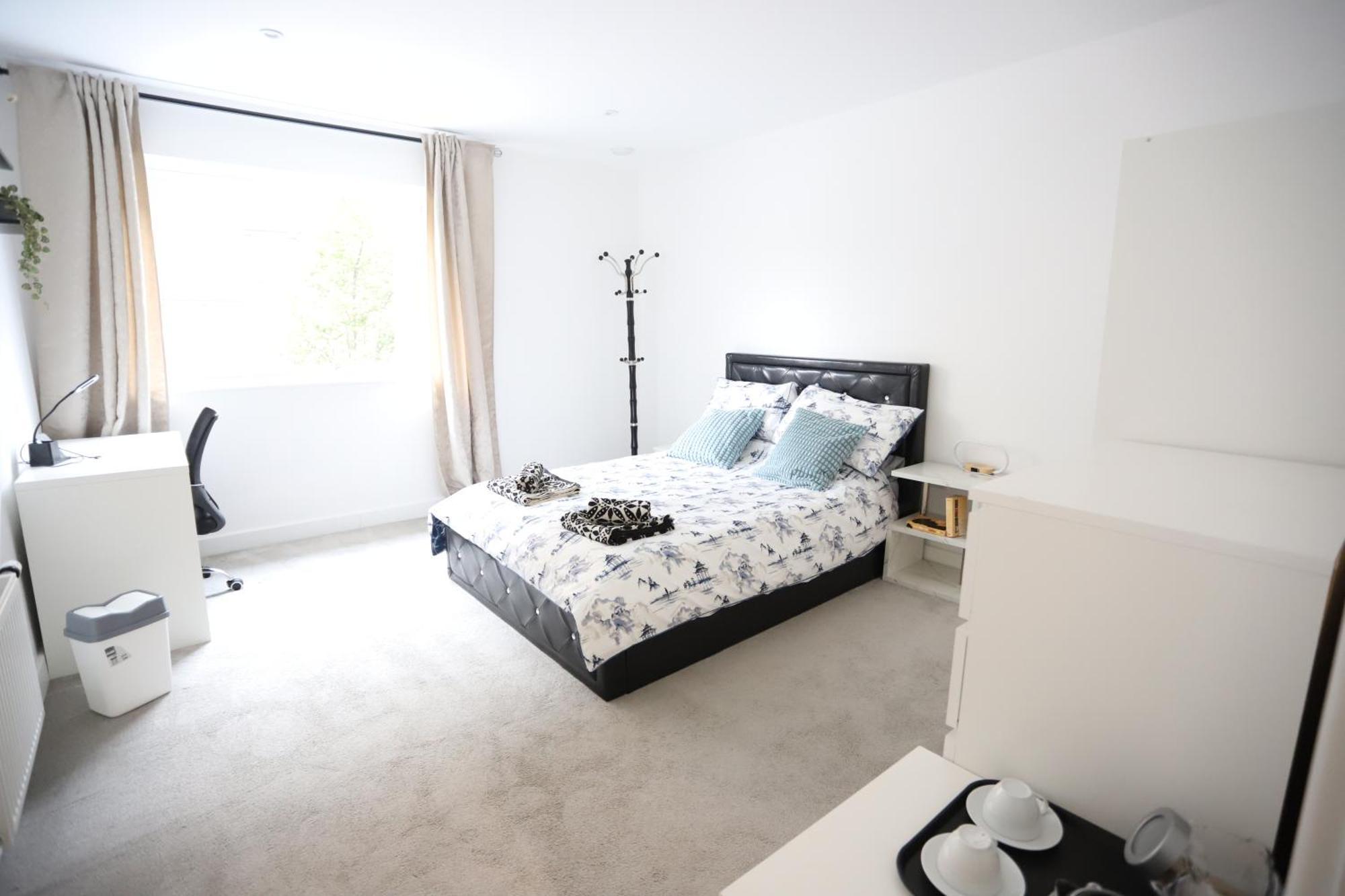 Spacious 3-Story Retreat With Rooftop Terrace And Modern Amenities London Eksteriør bilde