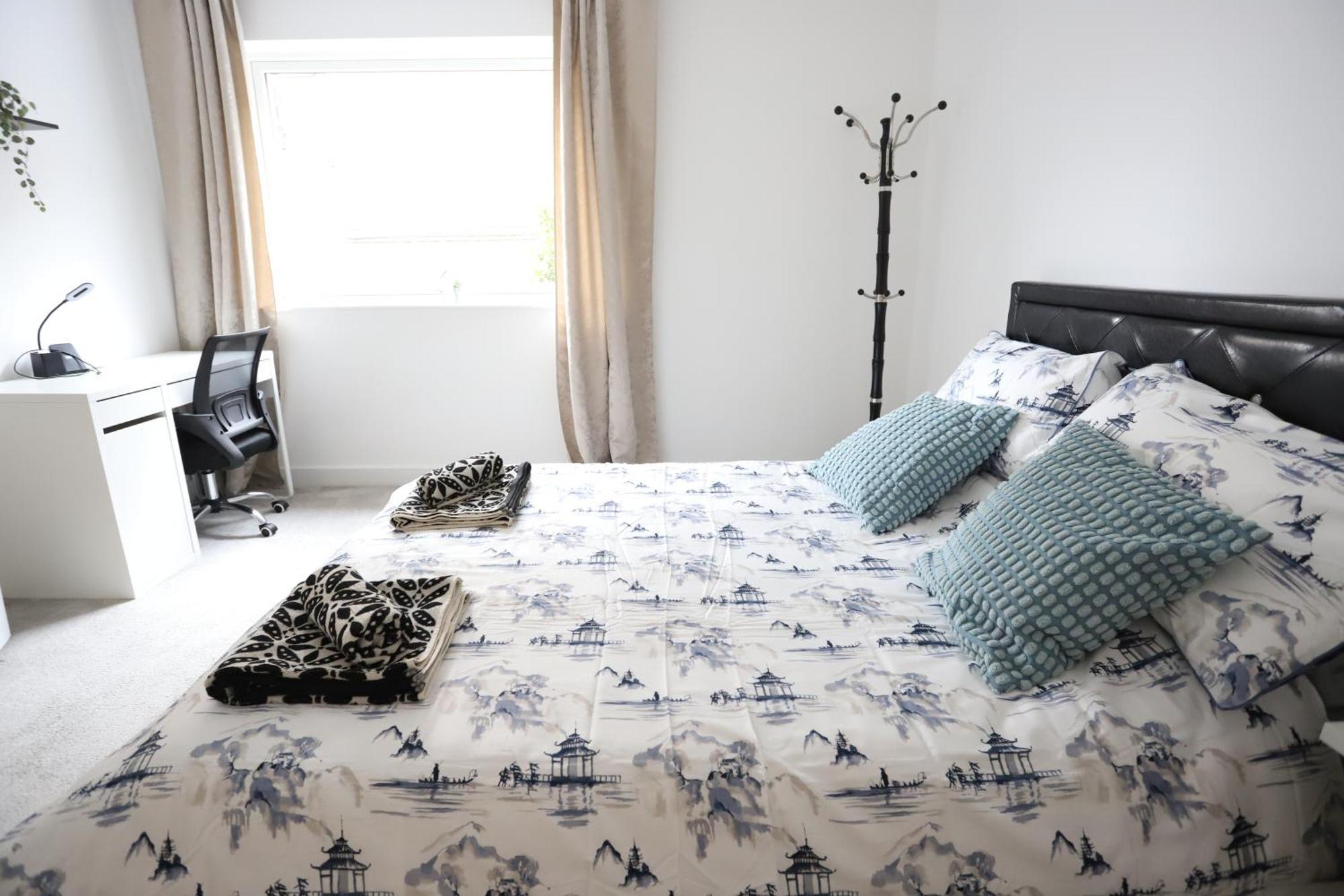 Spacious 3-Story Retreat With Rooftop Terrace And Modern Amenities London Eksteriør bilde