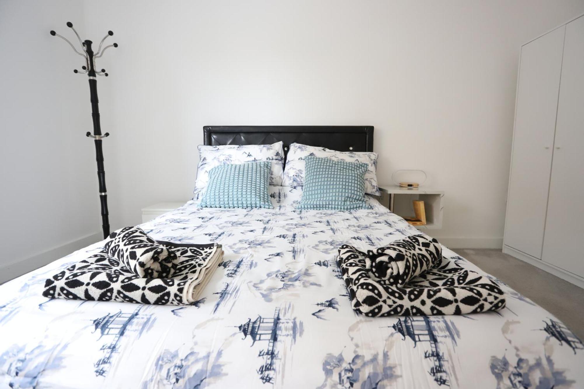 Spacious 3-Story Retreat With Rooftop Terrace And Modern Amenities London Eksteriør bilde