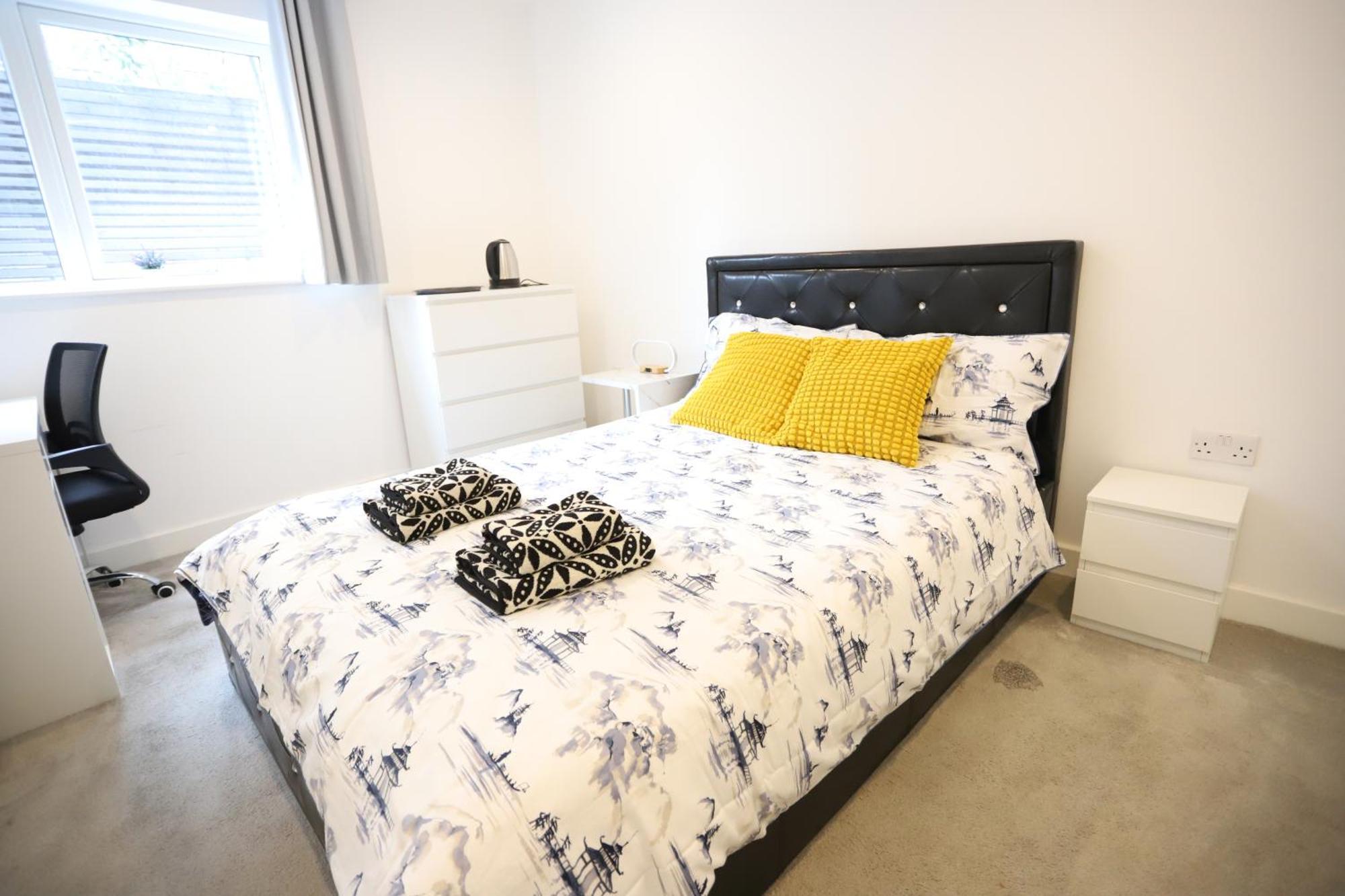 Spacious 3-Story Retreat With Rooftop Terrace And Modern Amenities London Eksteriør bilde